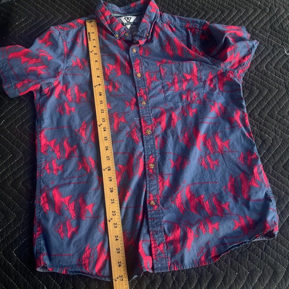 Vissla Shirt Mens Medium Blue Red Button Up Fish Print Short Sleeve Surf - Picture 14 of 14